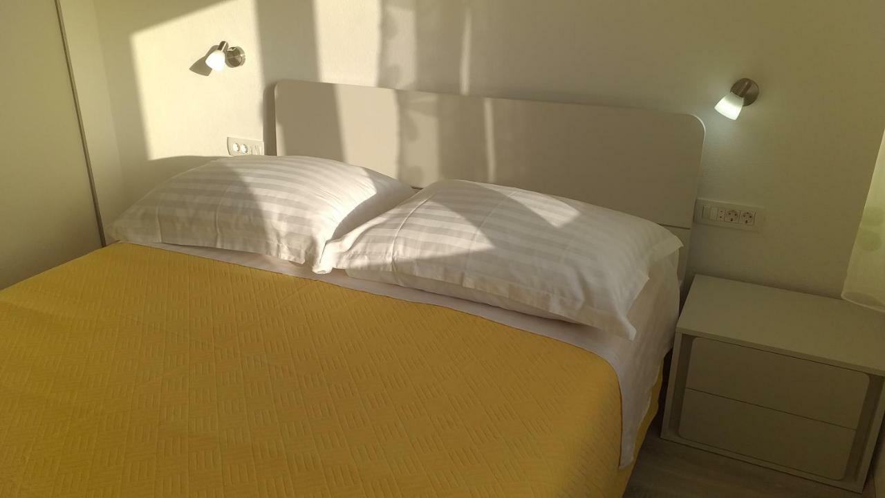 Apartment Zaklopatica Lastovo 外观 照片